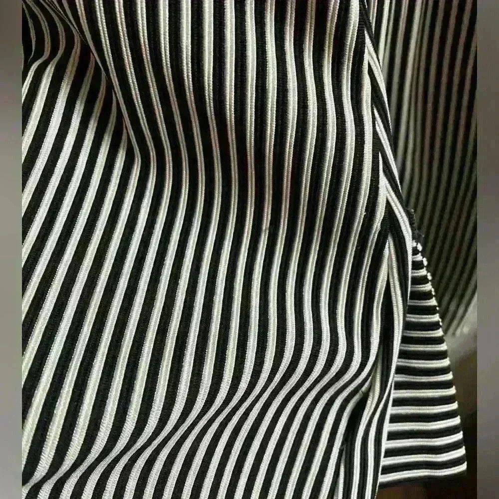 Black and white stripe blazer with shoulder pads very stretchy size medium - Picture 8 of 9